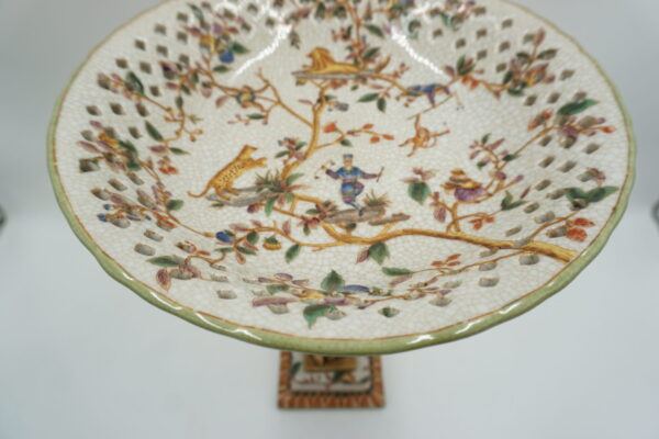 PATERA PORCELANA Z BRĄZEM STOJĄCA KOBIETA TRZYMAJĄCA PATERE