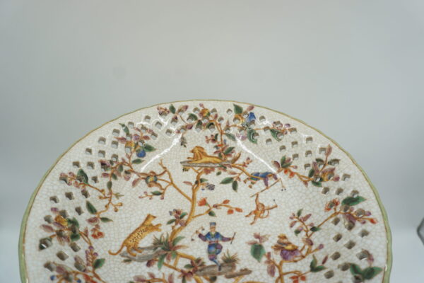 PATERA PORCELANA Z BRĄZEM STOJĄCA KOBIETA TRZYMAJĄCA PATERE