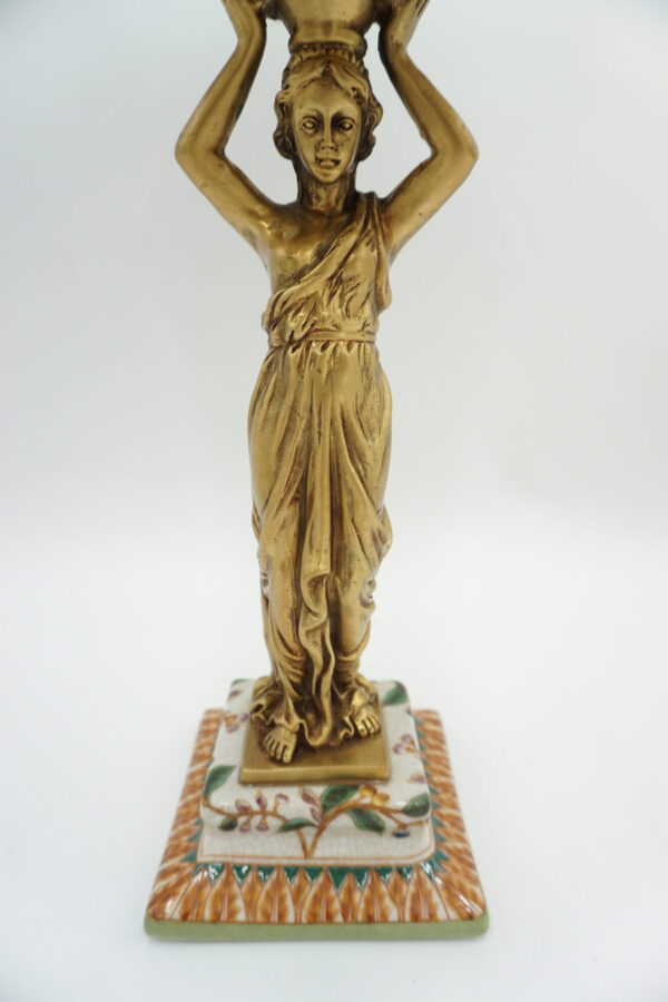 PATERA PORCELANA Z BRĄZEM STOJĄCA KOBIETA TRZYMAJĄCA PATERE