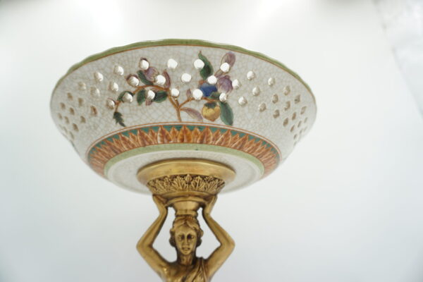 PATERA PORCELANA Z BRĄZEM STOJĄCA KOBIETA TRZYMAJĄCA PATERE