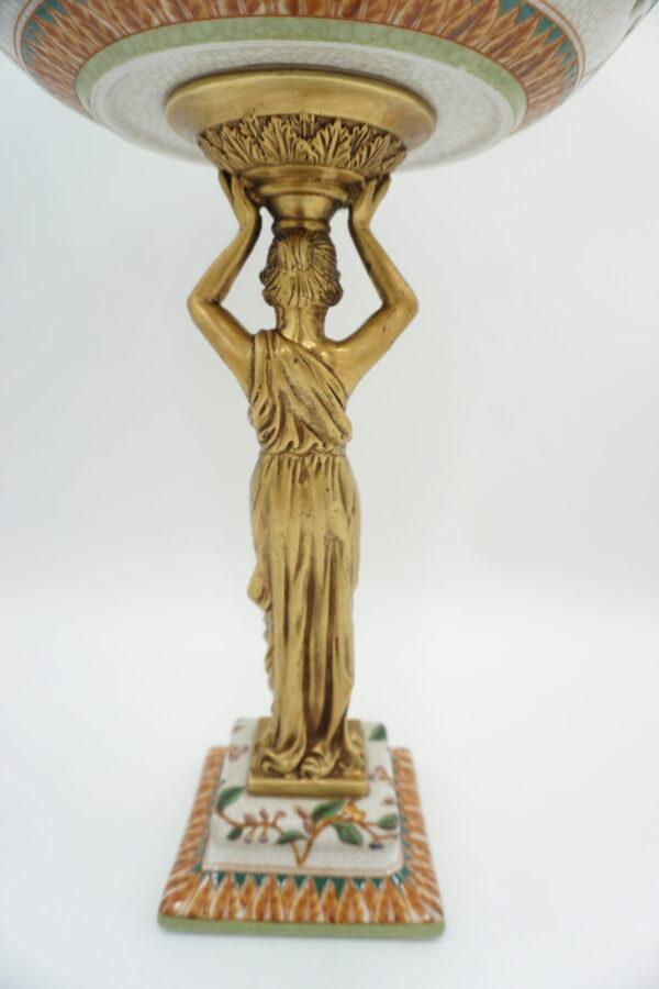 PATERA PORCELANA Z BRĄZEM STOJĄCA KOBIETA TRZYMAJĄCA PATERE