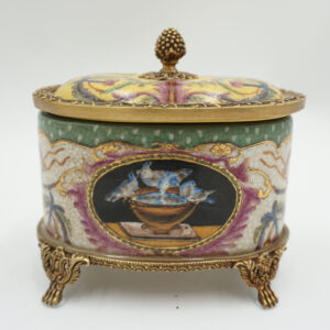 PORCELANOWA SZKATUŁKA OKUTA BRĄZEM