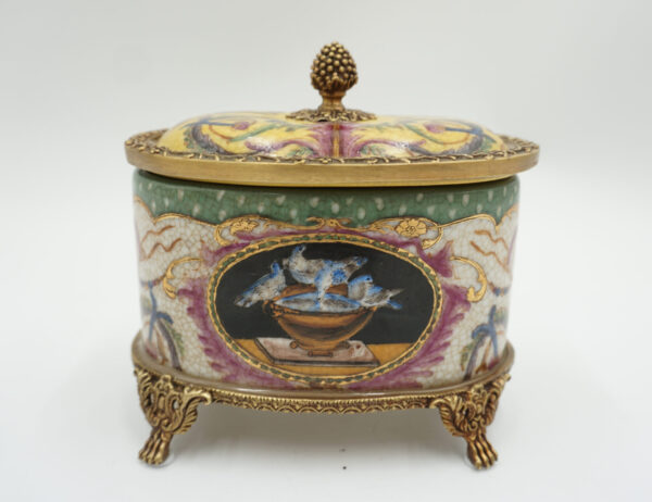 PORCELANOWA SZKATUŁKA OKUTA BRĄZEM