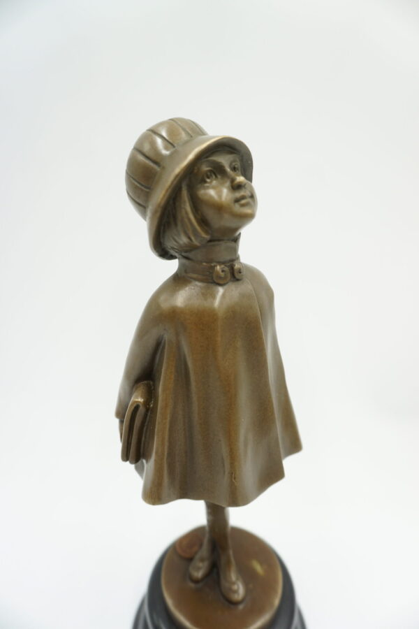 FIGURA Z BRĄZU DZIEWCZYNKA Z TECZKĄ