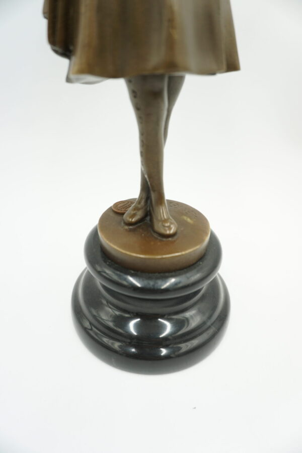 FIGURA Z BRĄZU DZIEWCZYNKA Z TECZKĄ