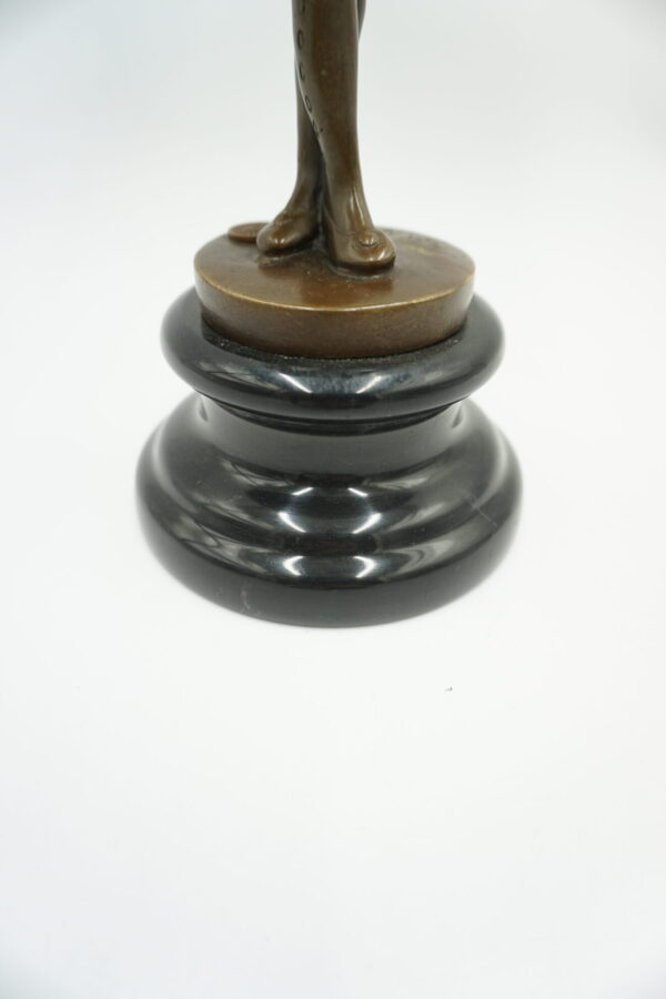 FIGURA Z BRĄZU DZIEWCZYNKA Z TECZKĄ