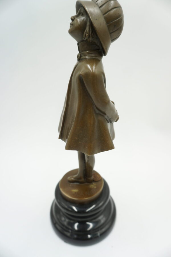 FIGURA Z BRĄZU DZIEWCZYNKA Z TECZKĄ