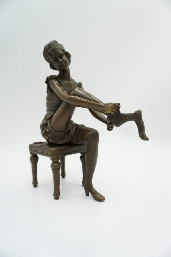 FIGURA Z BRĄZU AKT KOBIETA W RAJSTOPACH