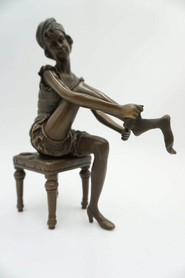 FIGURA Z BRĄZU AKT KOBIETA W RAJSTOPACH