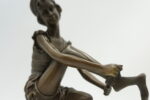 FIGURA Z BRĄZU AKT KOBIETA W RAJSTOPACH