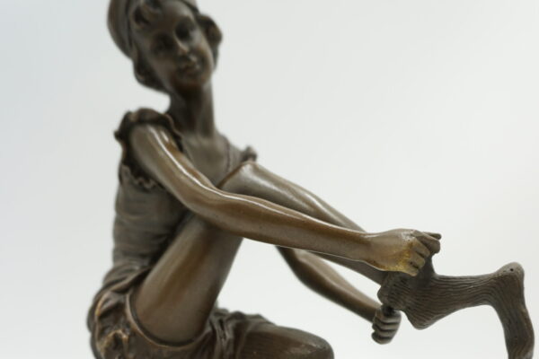 FIGURA Z BRĄZU AKT KOBIETA W RAJSTOPACH