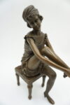 FIGURA Z BRĄZU AKT KOBIETA W RAJSTOPACH