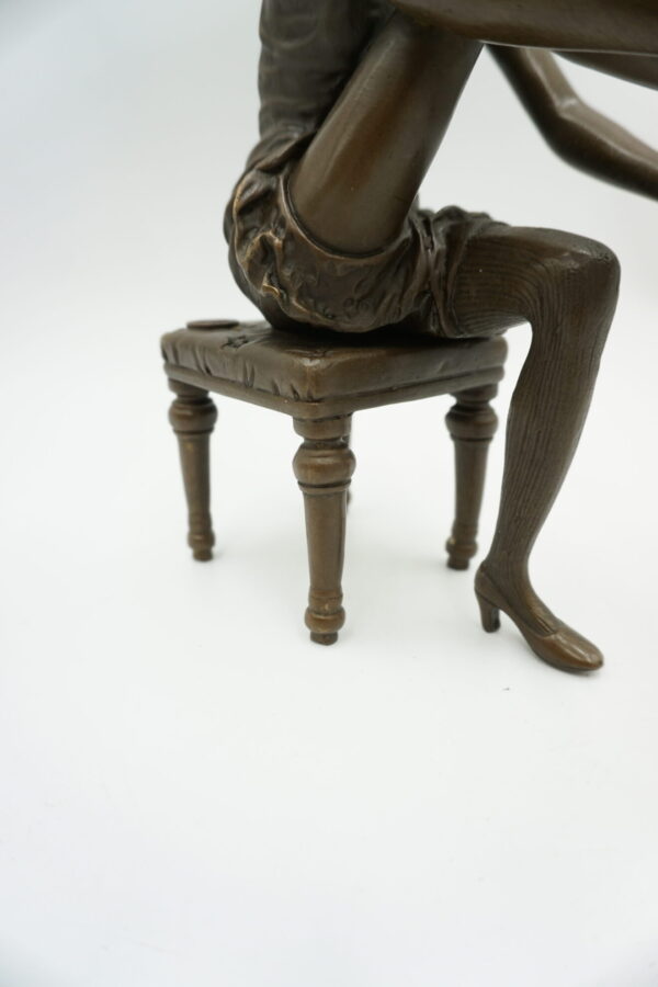 FIGURA Z BRĄZU AKT KOBIETA W RAJSTOPACH