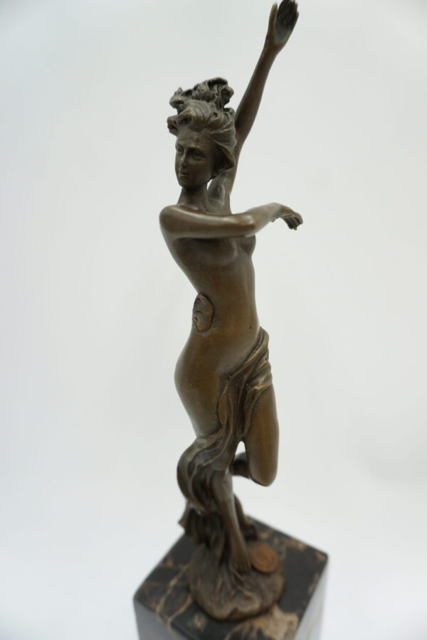 FIGURA Z BRĄZU TANCERKA Z SZALIKIEM