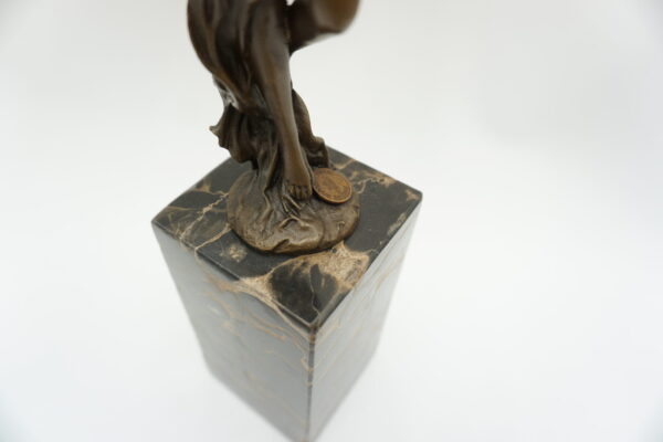 FIGURA Z BRĄZU TANCERKA Z SZALIKIEM