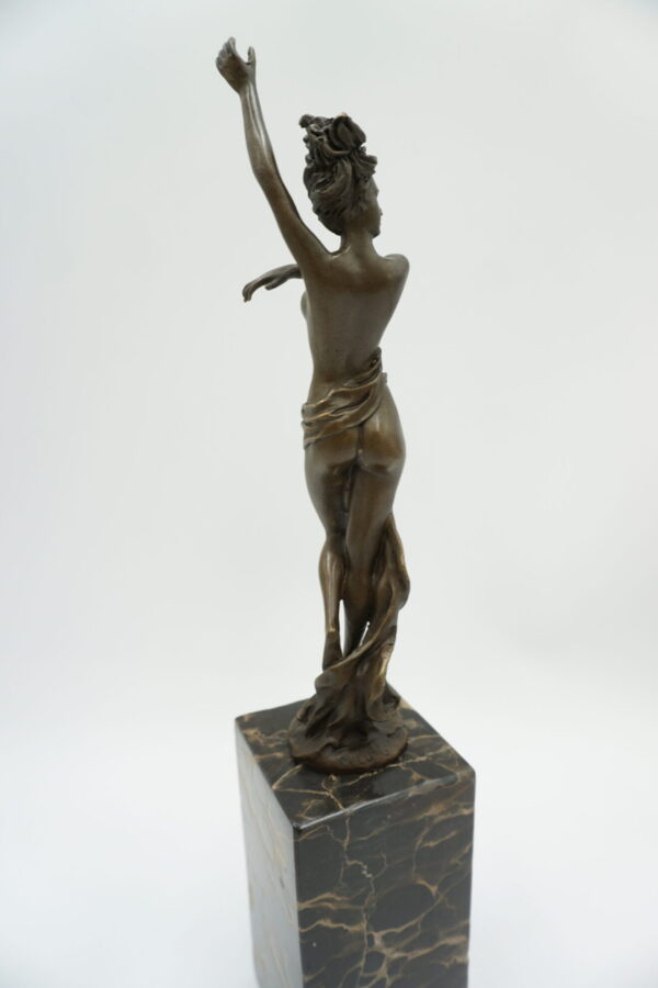 FIGURA Z BRĄZU TANCERKA Z SZALIKIEM