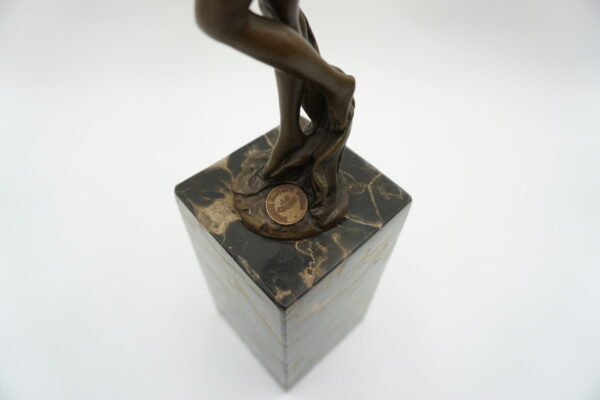 FIGURA Z BRĄZU TANCERKA Z SZALIKIEM