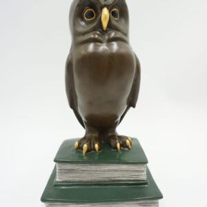 FIGURA Z BRĄZU SOWA NA KSIĄZKACH SYMBOL MĄDROŚCI