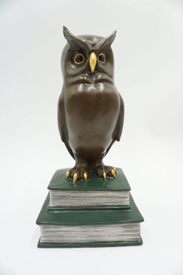FIGURA Z BRĄZU SOWA NA KSIĄZKACH SYMBOL MĄDROŚCI
