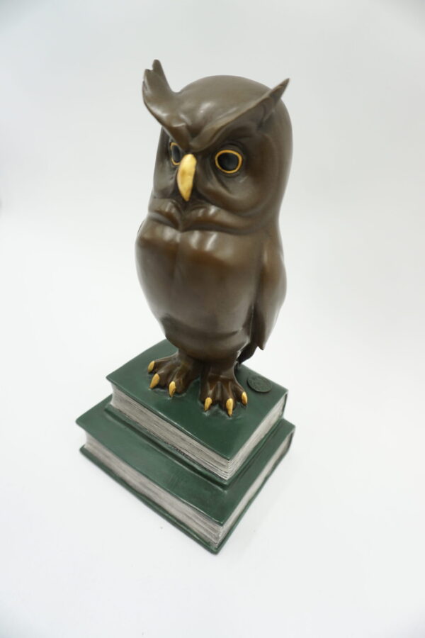 FIGURA Z BRĄZU SOWA NA KSIĄZKACH SYMBOL MĄDROŚCI