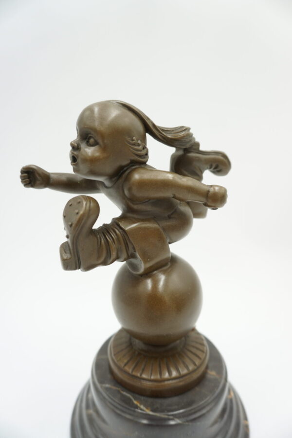 FIGURA Z BRĄZU BIEGNĄCY CHŁOPIEC TOM THUMB