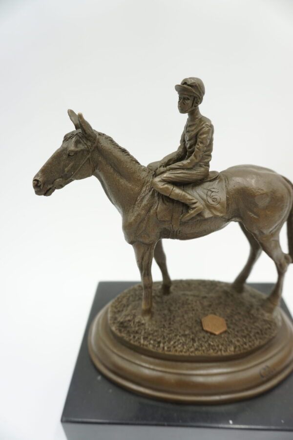 FIGURA Z BRĄZU JEZDZIEĆ NA KONIU JOKEY NA KONIU