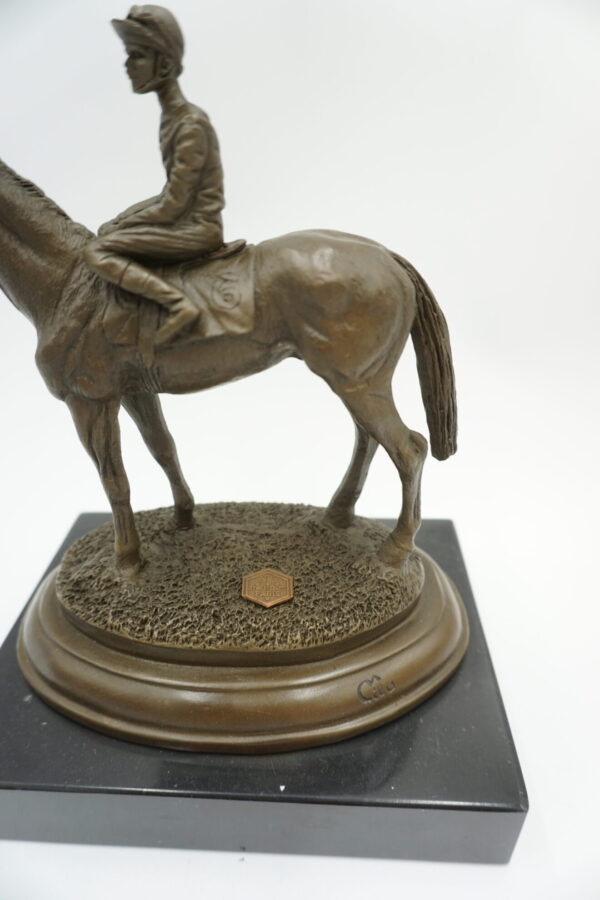 FIGURA Z BRĄZU JEZDZIEĆ NA KONIU JOKEY NA KONIU