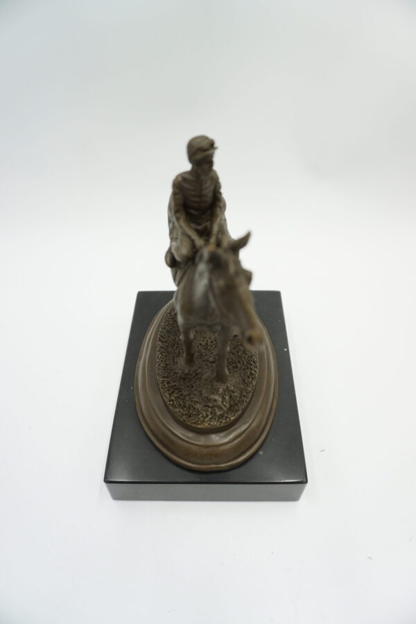 FIGURA Z BRĄZU JEZDZIEĆ NA KONIU JOKEY NA KONIU