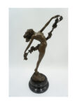 FIGURA Z BRĄZU KOBIETA Z WINOROŚLĄ