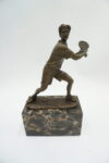 FIGURA Z BRĄZU TENISISTA Z RAKIETĄ