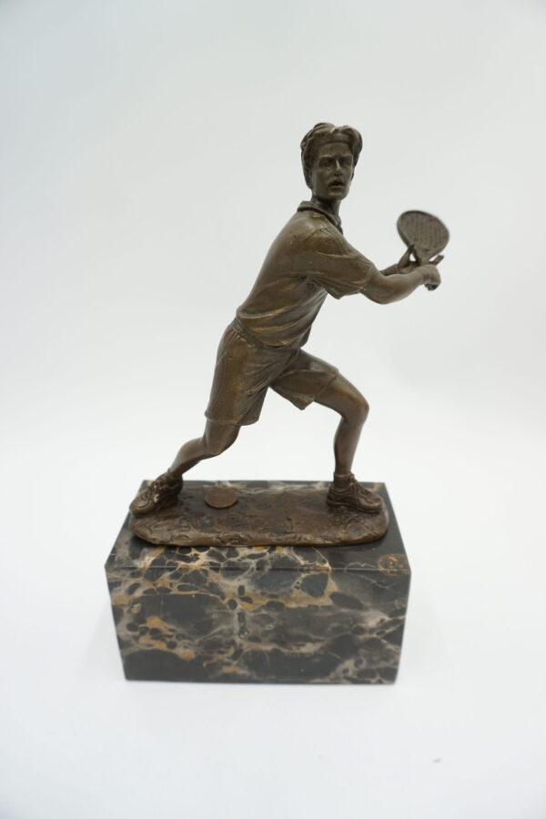 FIGURA Z BRĄZU TENISISTA Z RAKIETĄ