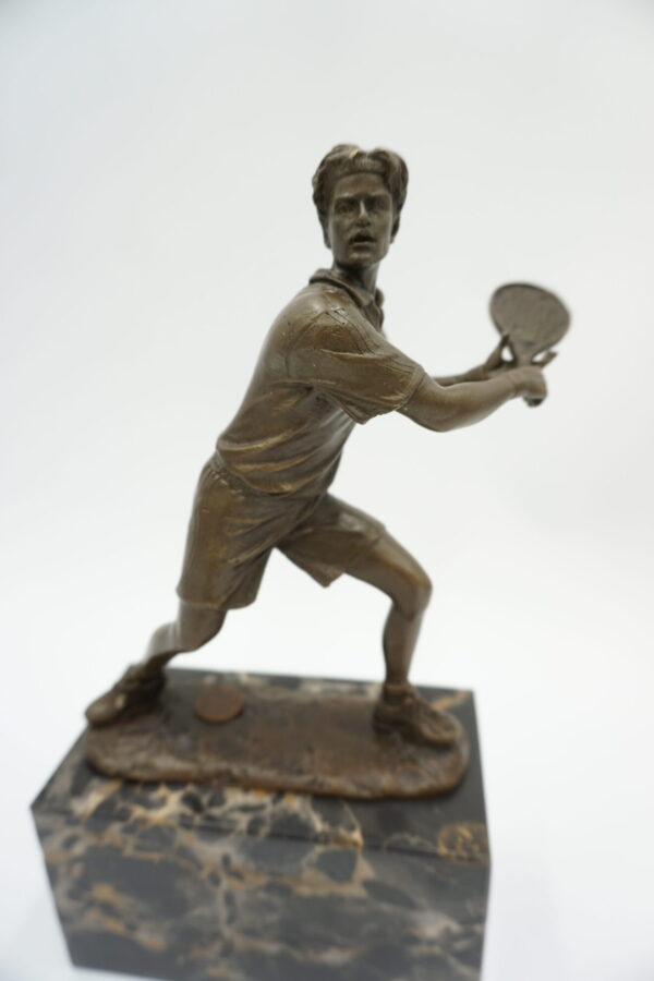 FIGURA Z BRĄZU TENISISTA Z RAKIETĄ