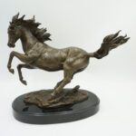 FIGURA Z BRĄZU – KOŃ W GALOPIE GROŹNY KOŃ