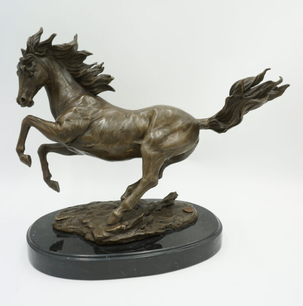 FIGURA Z BRĄZU – KOŃ W GALOPIE GROŹNY KOŃ