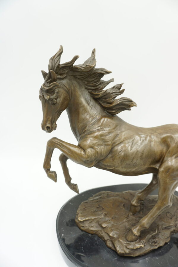FIGURA Z BRĄZU – KOŃ W GALOPIE GROŹNY KOŃ