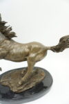FIGURA Z BRĄZU – KOŃ W GALOPIE GROŹNY KOŃ