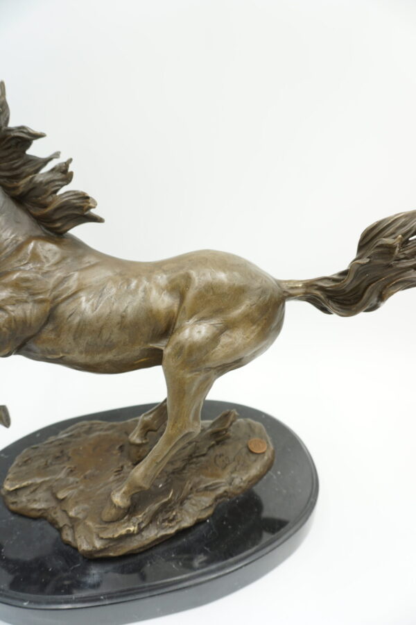 FIGURA Z BRĄZU – KOŃ W GALOPIE GROŹNY KOŃ