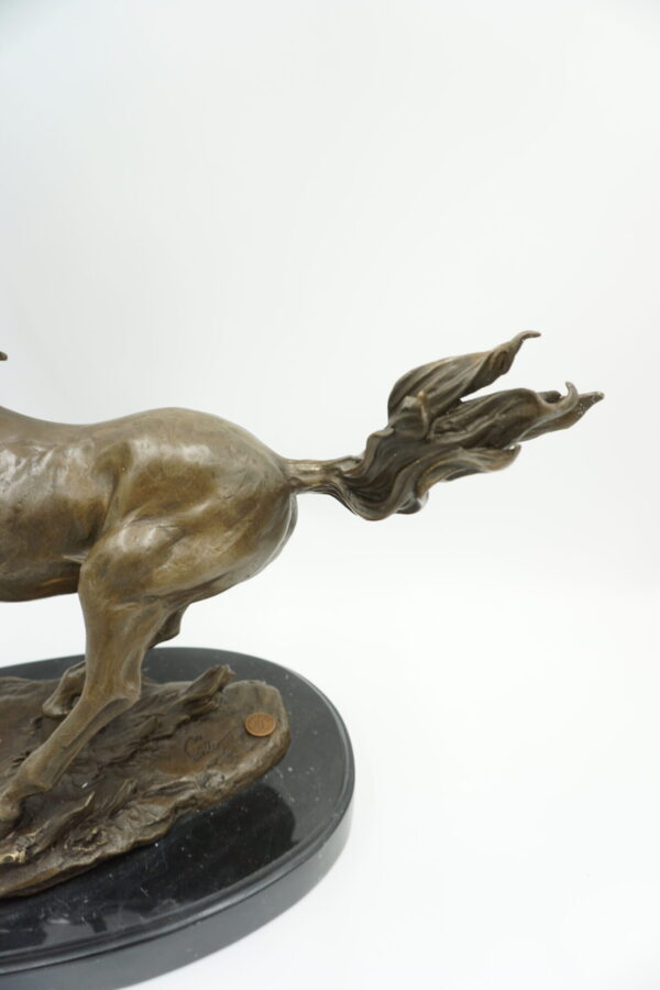 FIGURA Z BRĄZU – KOŃ W GALOPIE GROŹNY KOŃ