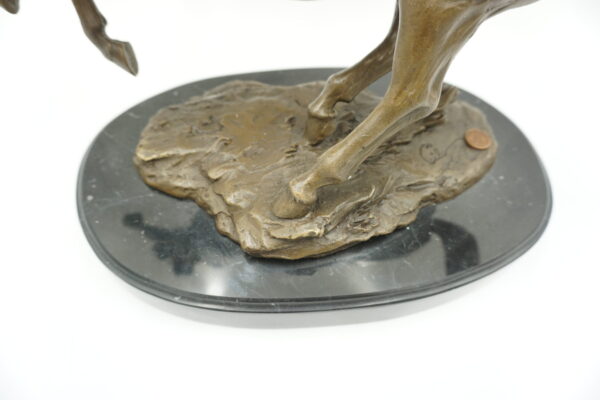 FIGURA Z BRĄZU – KOŃ W GALOPIE GROŹNY KOŃ