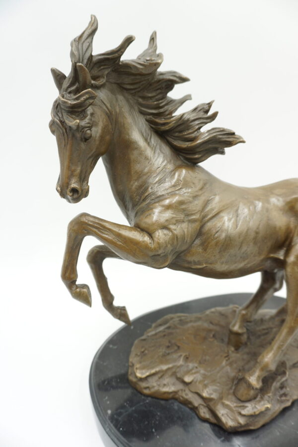 FIGURA Z BRĄZU – KOŃ W GALOPIE GROŹNY KOŃ