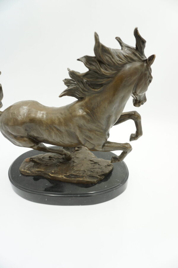 FIGURA Z BRĄZU – KOŃ W GALOPIE GROŹNY KOŃ