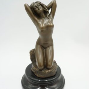 FIGURA Z BRĄZU – AKT KLĘCZĄCA KOBIETA
