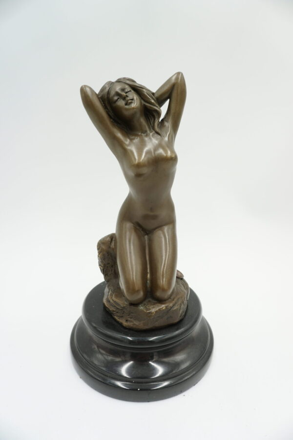 FIGURA Z BRĄZU – AKT KLĘCZĄCA KOBIETA