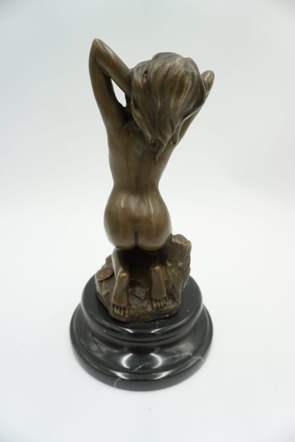 FIGURA Z BRĄZU – AKT KLĘCZĄCA KOBIETA