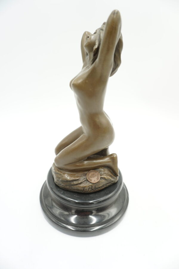 FIGURA Z BRĄZU – AKT KLĘCZĄCA KOBIETA