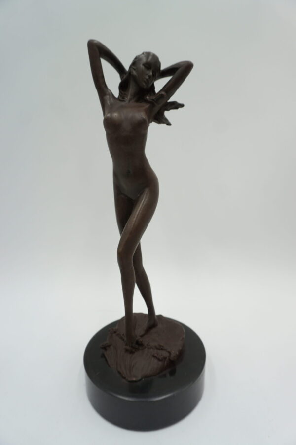 FIGURA Z BRĄZU – AKT WYZYWAJĄCA KOBIETA STOJĄCA