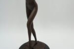 FIGURA Z BRĄZU – AKT WYZYWAJĄCA KOBIETA STOJĄCA