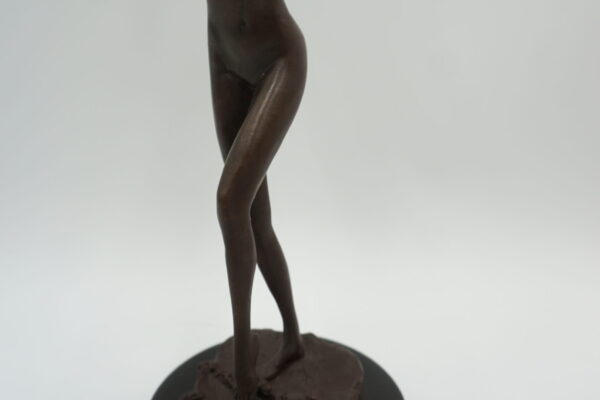 FIGURA Z BRĄZU – AKT WYZYWAJĄCA KOBIETA STOJĄCA