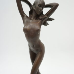 FIGURA Z BRĄZU – AKT WYZYWAJĄCA KOBIETA STOJĄCA
