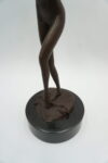 FIGURA Z BRĄZU – AKT WYZYWAJĄCA KOBIETA STOJĄCA